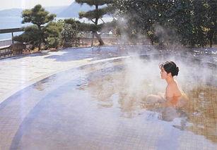 日本泡温泉照片,一池碧水，尽享宁静时光